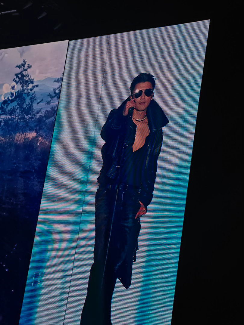 谢霆锋别低头深V会漏 谢霆锋演唱会造型，主打一个“又拽又欲”。深V一开，全场心跳