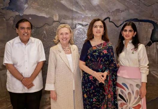 安巴尼好歹是印度首富，在希拉里面前耷拉着肩膀，缺少自信。
种姓制度虽然被废除，但