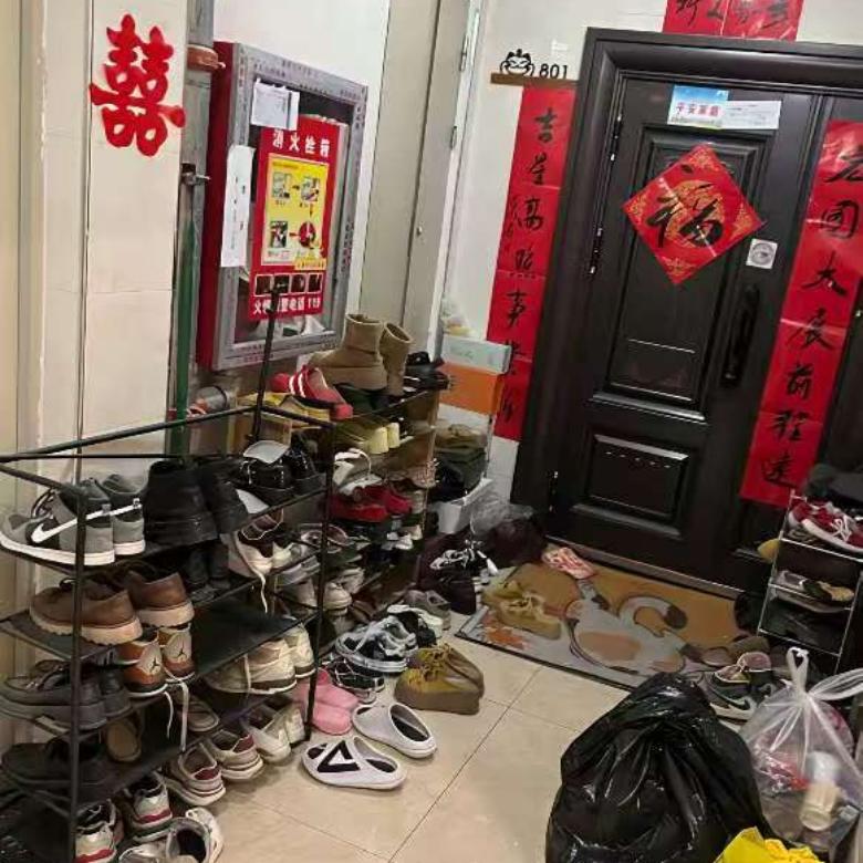 邻居门口堆满臭鞋，整层走廊全是异味，太糟心了
 
家门口走廊全是浓烈的臭鞋子味儿
