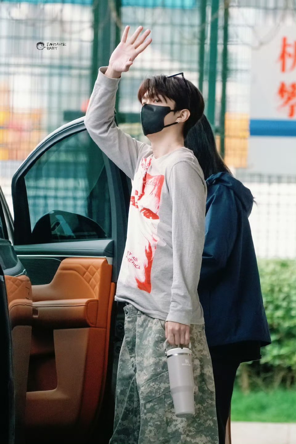 孟子义锤范丞丞胸口孟子义范丞丞小学生打闹 跑男泉州录制路透，孟子义锤了范丞丞胸口