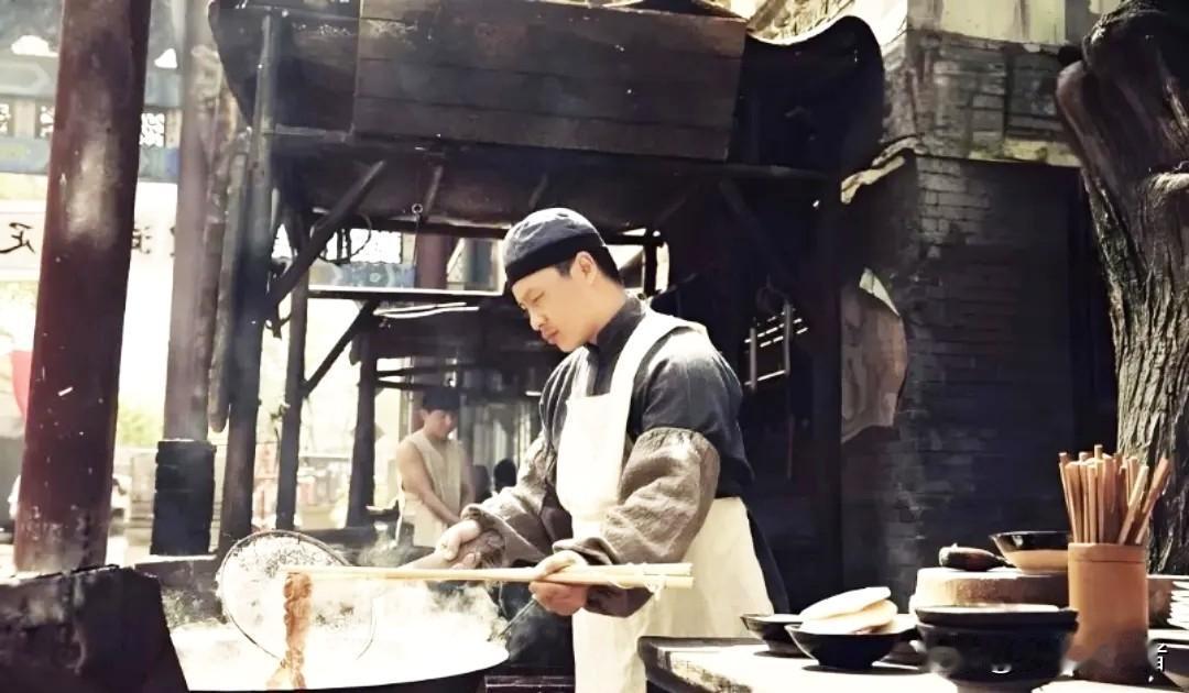 1943年，一侦察员被伪军追捕时崴了脚，跑又跑不动，藏又没地藏。突然，旁边炸油条