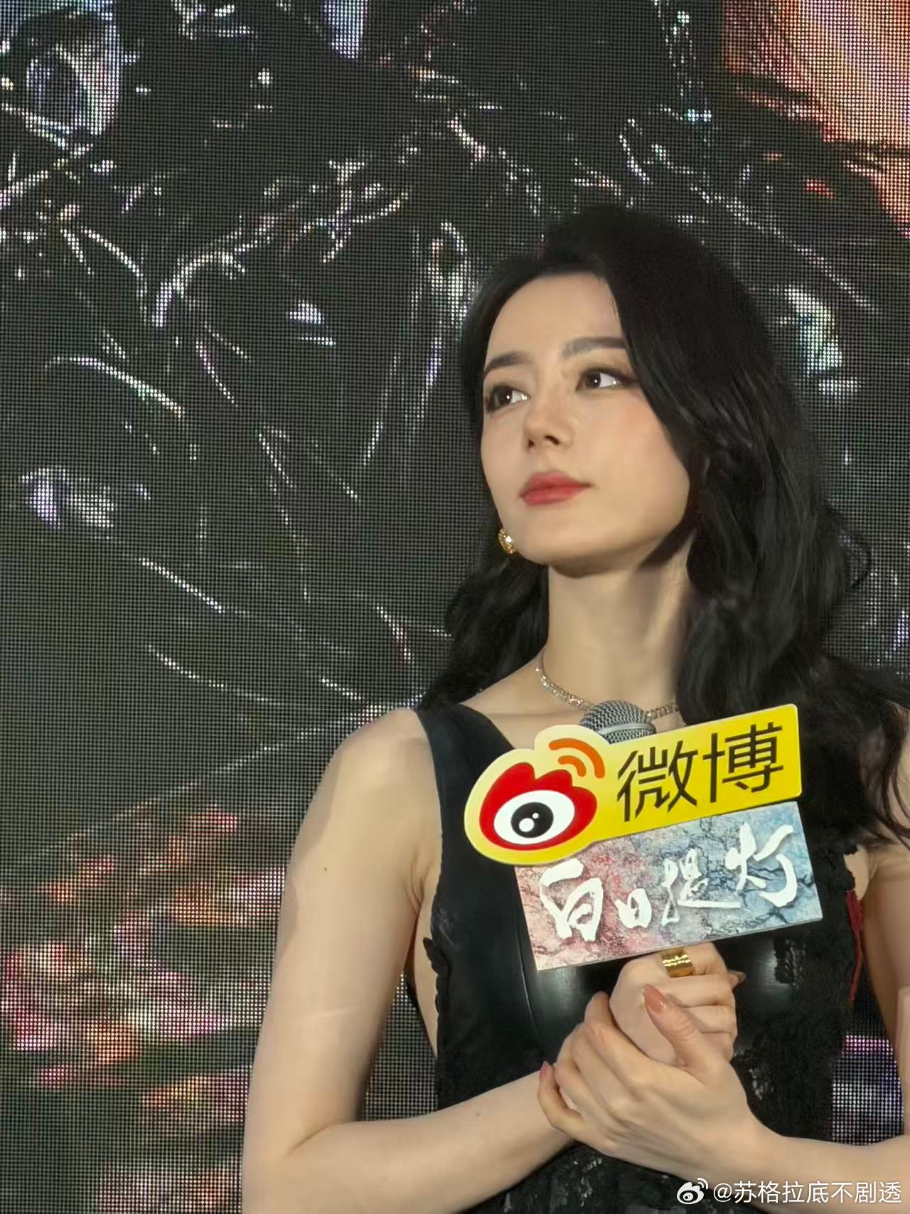 陈飞宇帮迪丽热巴戴脸链 好美好美好美，热巴就是适配所有造型所有首饰，美得不讲道理