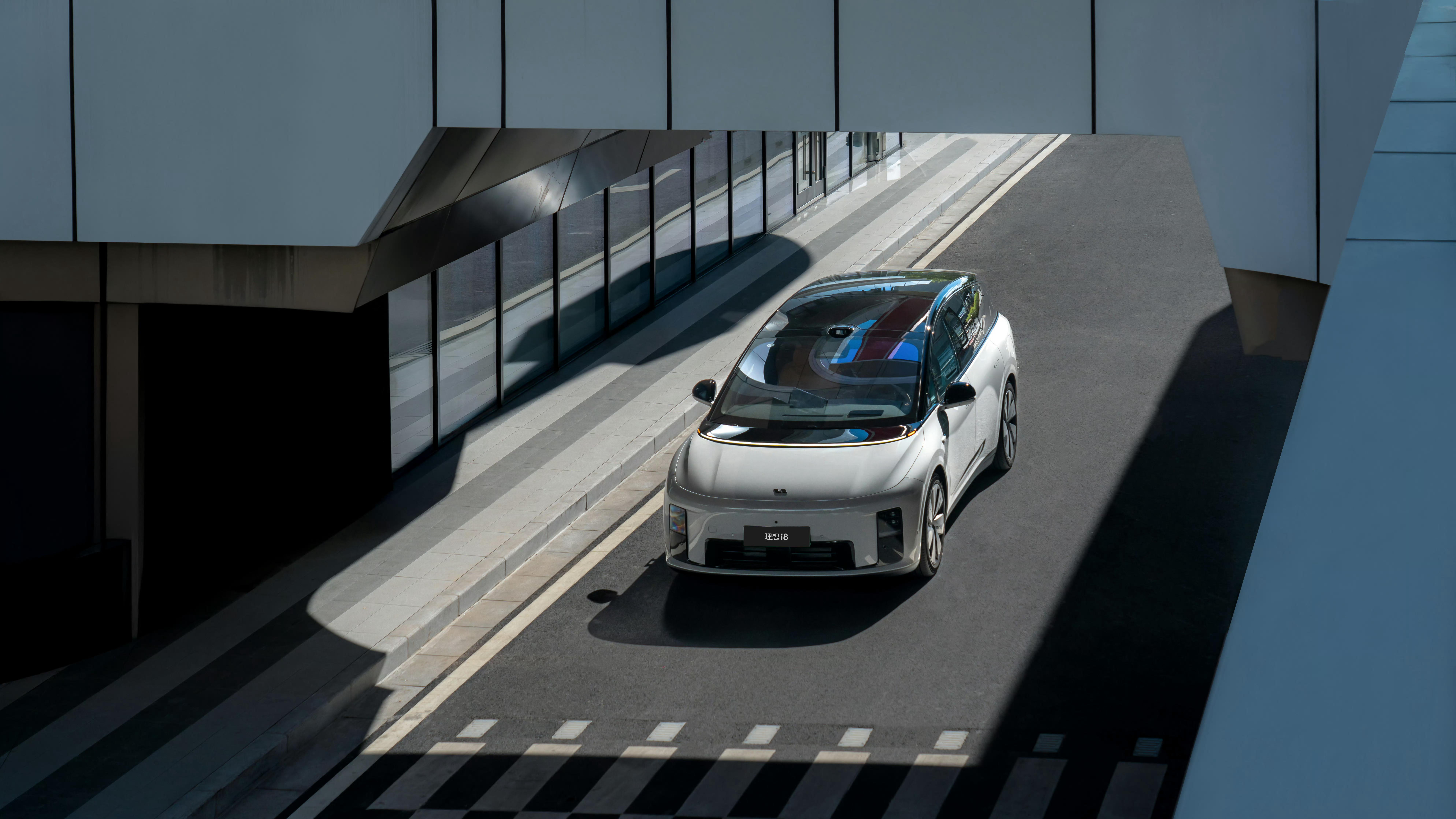 今天跟闺蜜出去洗车，洗车的师傅惊叹，今天又洗了一辆“理想i8” 我就问师傅怎么又