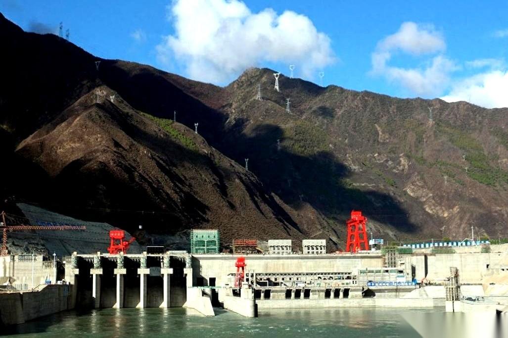 都以为是在边境线上掰手腕，其实人家早就在你家里、在你邻居家、在你钱袋子里，布好了
