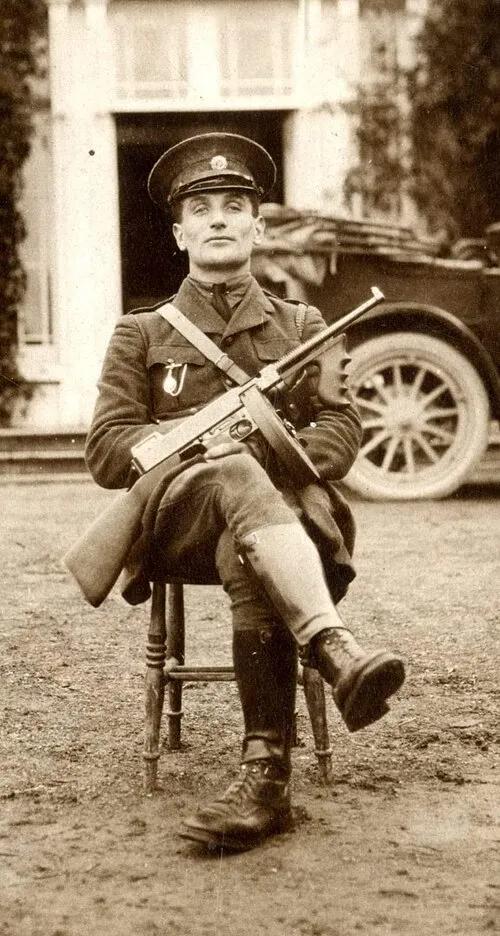 爱尔兰士兵丹尼尔·霍根，约 1921 年，手持装有 100 发弹鼓的汤普森枪