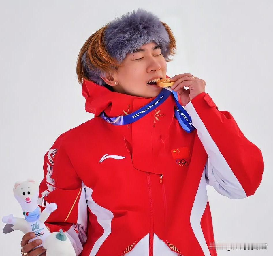 谁能想到，当年《智取威虎山》里那个脸蛋红扑扑、说着“滑雪我谁都撵不上”的小栓子，