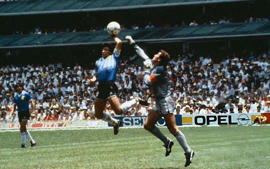英格兰见到了上帝之脚1986年墨西哥世界杯，马拉多纳在对阵英格兰的1/4决赛中先
