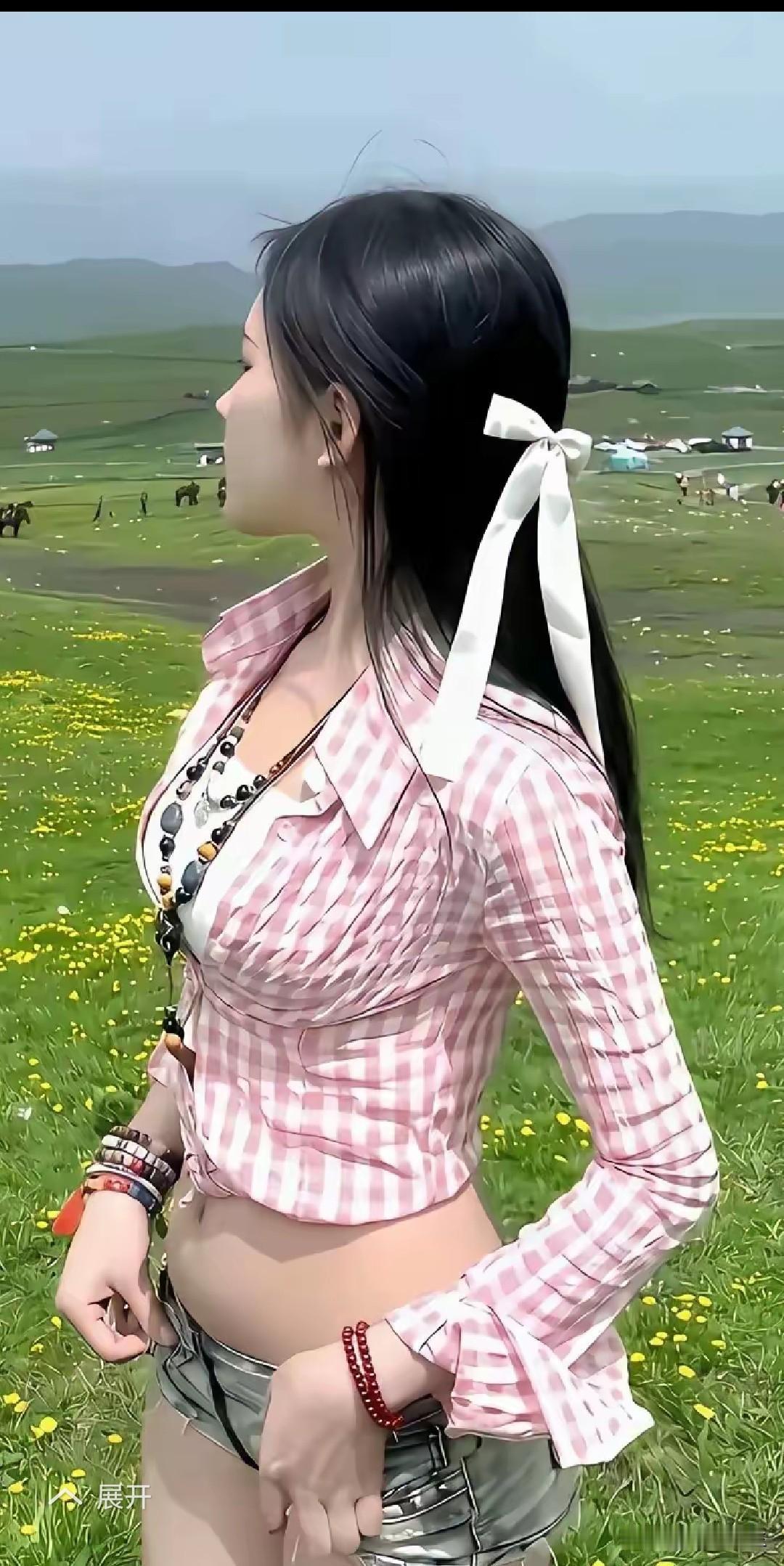 一般的衣服袖子和衣服差不多，这姑娘的袖子比衣服长不少，衣服设计师灵感来自哪里？