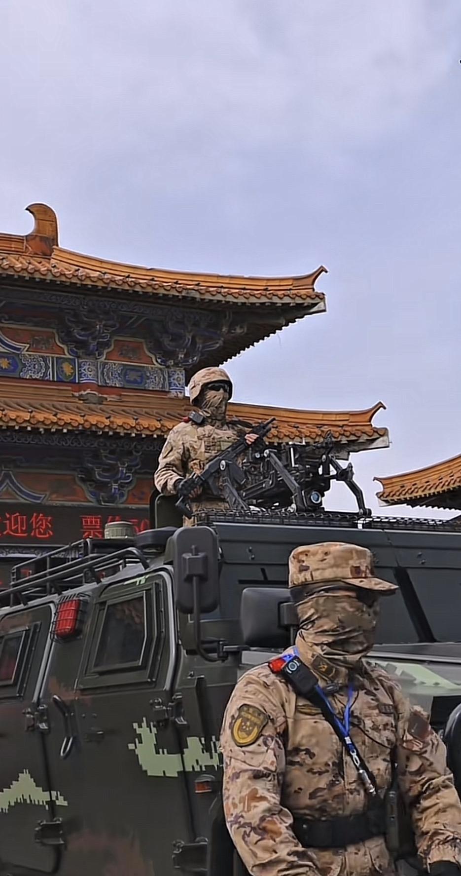 “守护平安，武警在行动！”🚓👮‍♂️🛡️威武的军人守护着古老的建筑，守护着