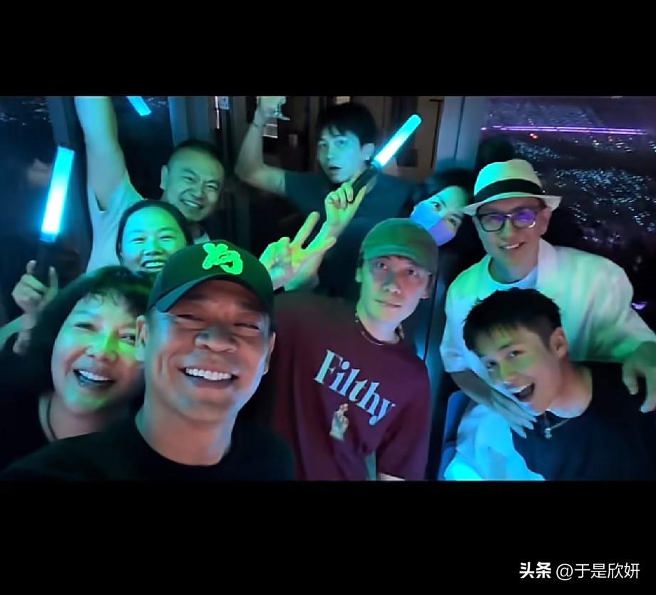 排面拉满！王菲携剧组现身谢霆锋西安演唱会，后台大合照氛围感拉满
 
谢霆锋西安巡