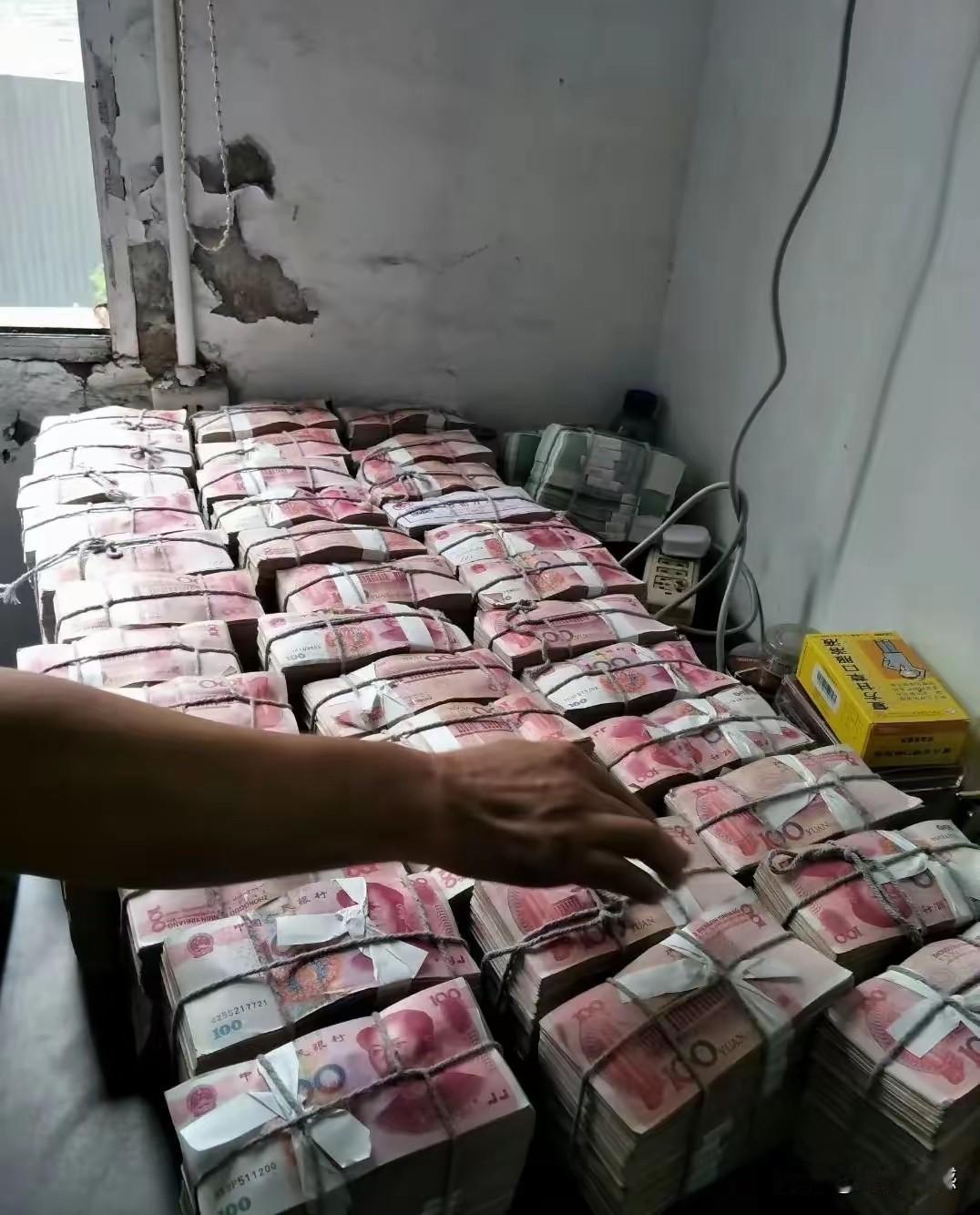 这些纸币的数量真不少，然而感觉纸币的面积比较大，正常的面积好像没有这个大，因此看