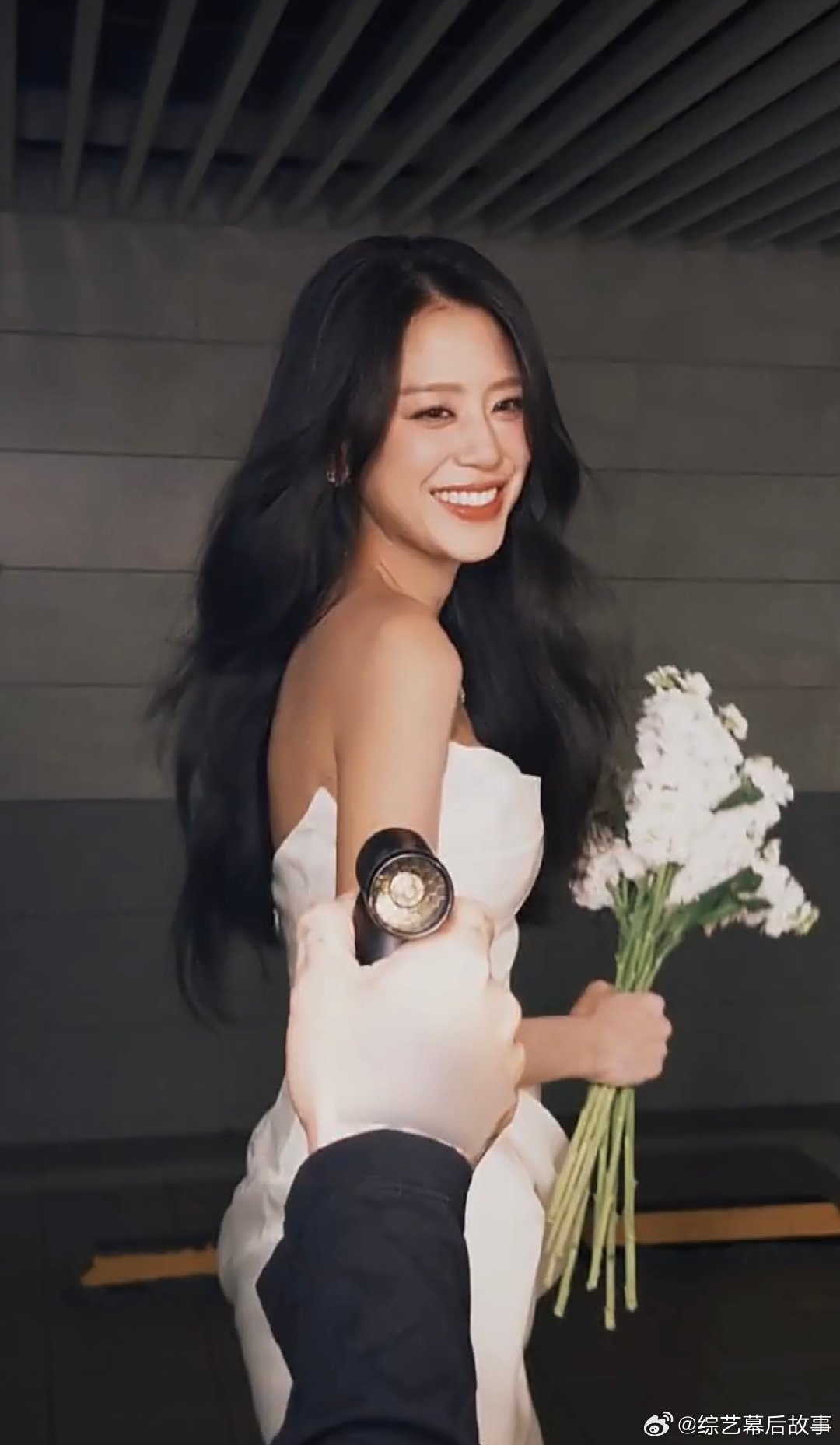 江语晨拒绝粉丝叫老婆的原因笑容温柔还贴心互动，这样的江语晨让人完全忍不住想叫老婆