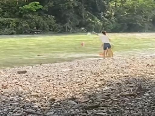 扔岸边还能收，有人偏把景区河流当垃圾桶。两名游客在景区游玩时，将一大包垃圾扔进河