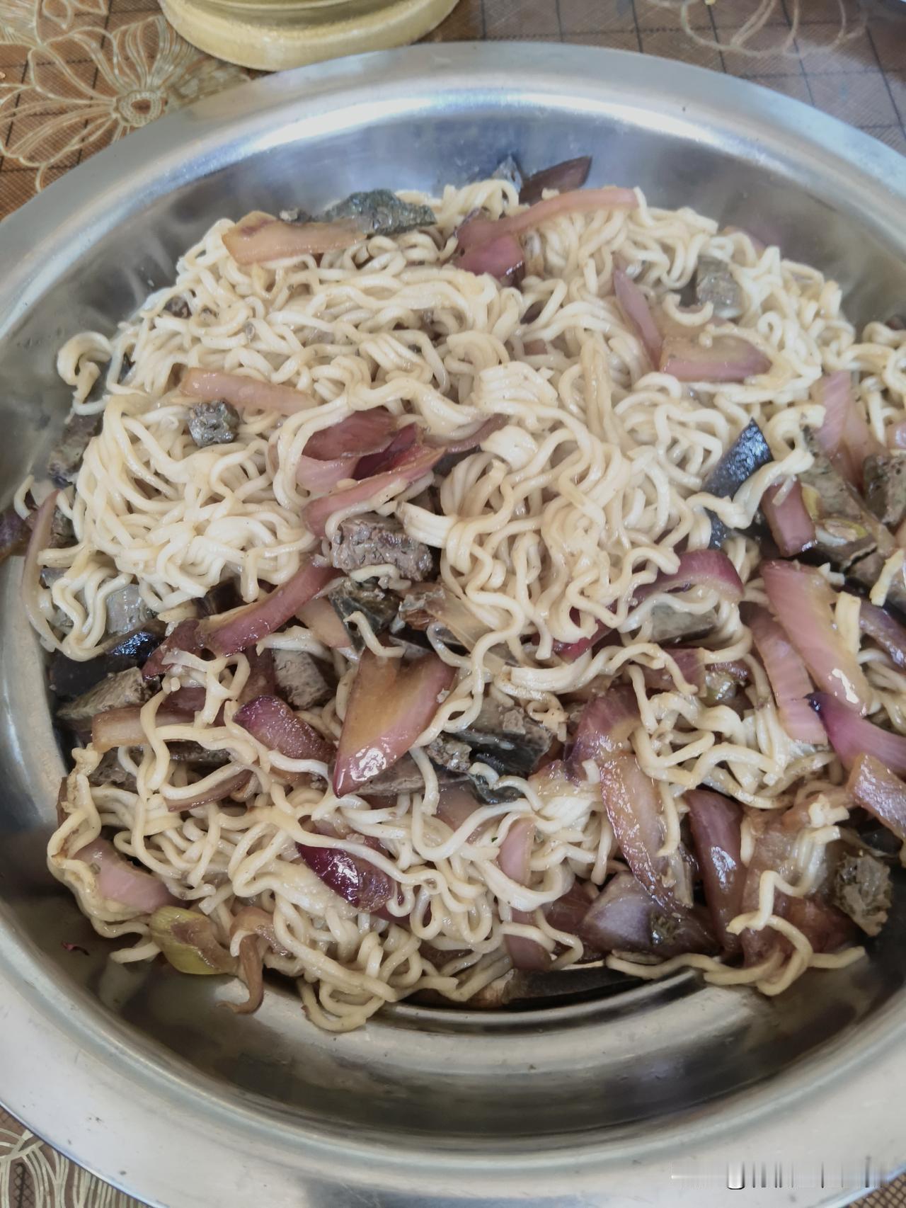 周一中午回家，自己做饭，冰箱里还有一角猪肝，一个葱头切半个，下了四包，非油炸豆面
