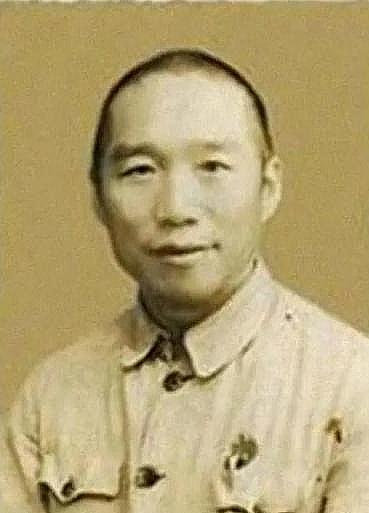 1948年，国军的一名伙夫和大部队走散了，被解放军拦下。解放军看他年纪大，便发了