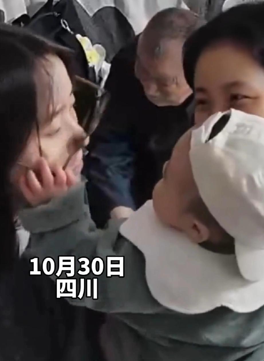 10月30日，四川。女子带着宝宝回娘家，看望父母。宝宝的外公和小姨正好在家里。看