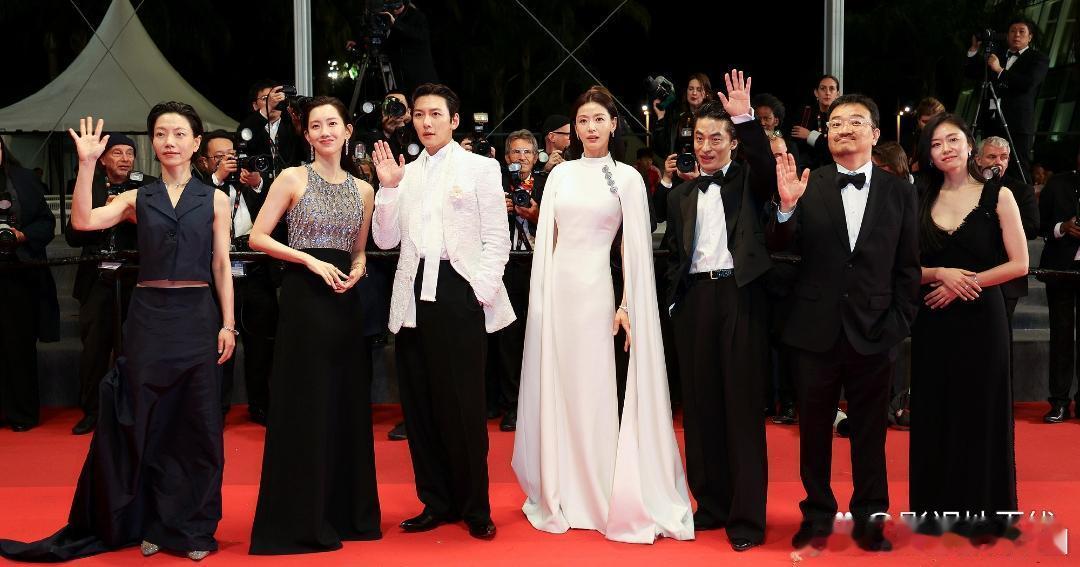导演延尚昊、全智贤、池昌旭、具教焕、金信禄、申贤彬、杨宇民亮相新片《群体》红毯，