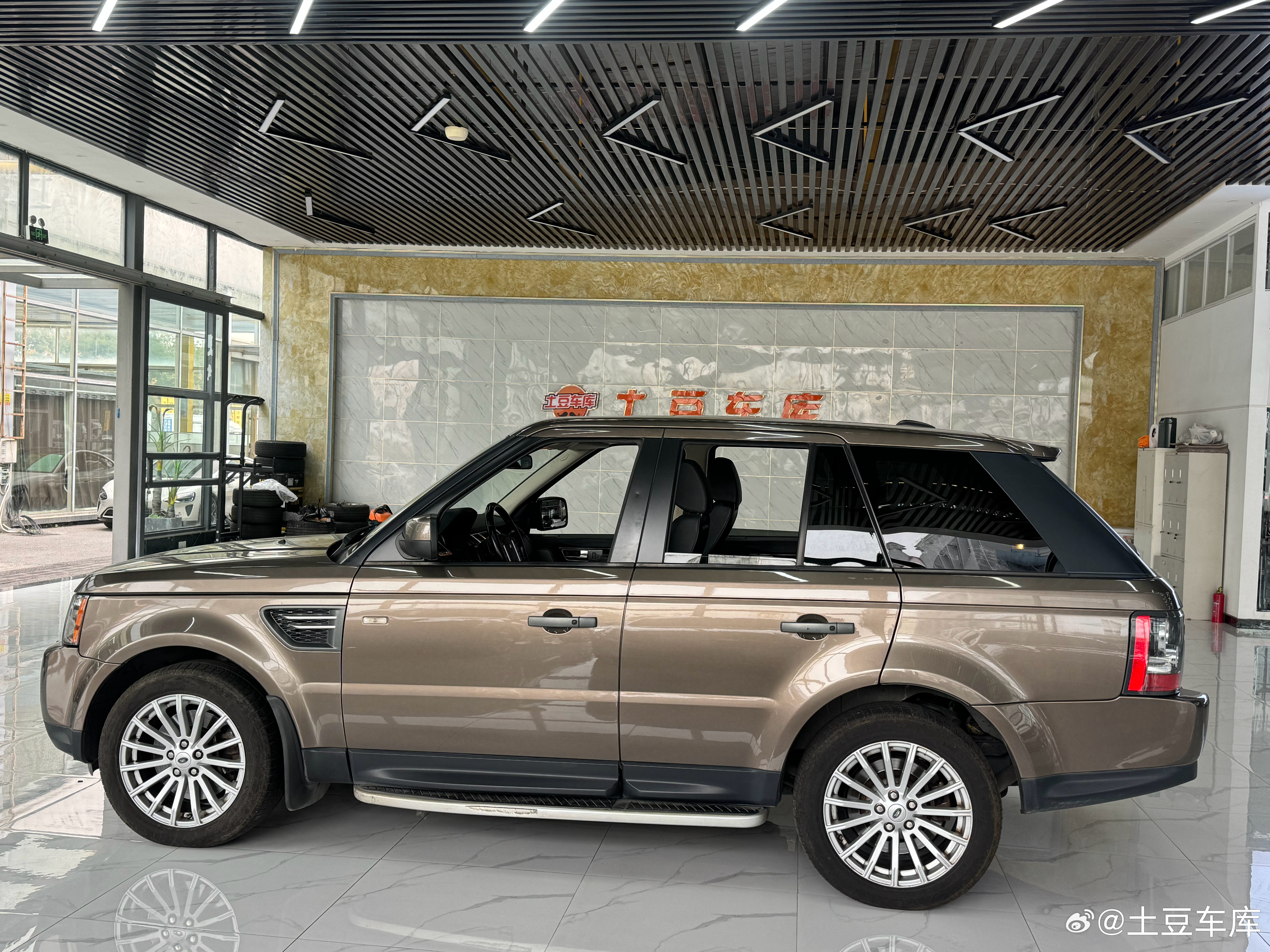 路虎揽胜运动交付2010年 22万公里 柴油版品相很漂亮 没有任何翻新状态谢谢陕