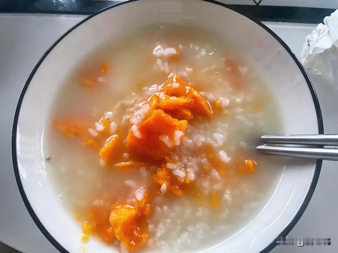 在家一碗红薯稀饭不到3元钱就解决一顿饭，今年我特别降级消费，能省多少就省多少，能