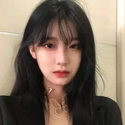 甜美黑发少女，气质出众，妆容精致，魅力四射！