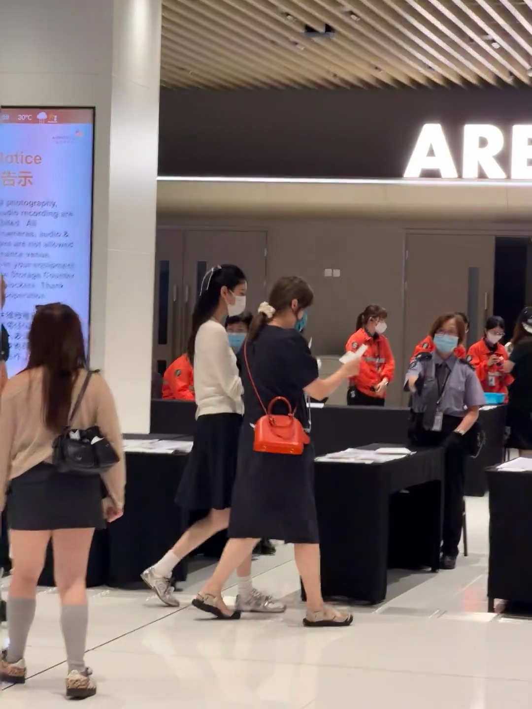 网友偶遇奚梦瑶在香港看exo演唱会，也是破次元了网友：奚梦瑶是买的原价票吗哈哈哈