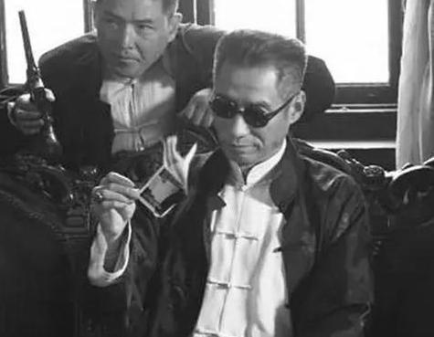 为给情人出气，陆连奎掌扇蒋介石外甥三记耳光，赔三架飞机才活命。
这陆连奎，出生那