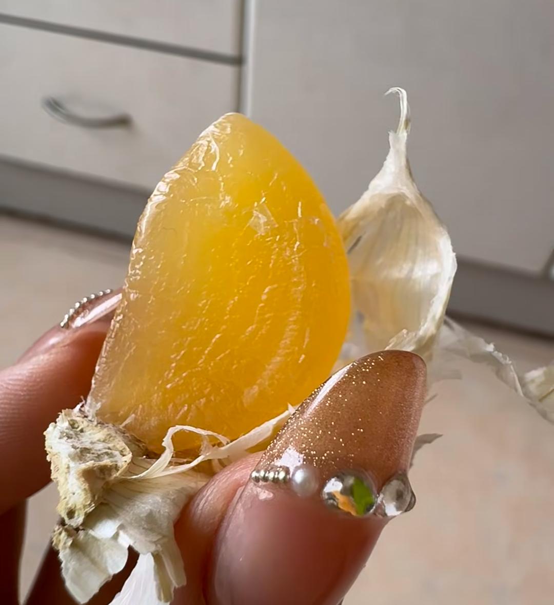 这玩意儿咋长的呢
闻着有蒜味，看着像瓣橘子
认真求科普