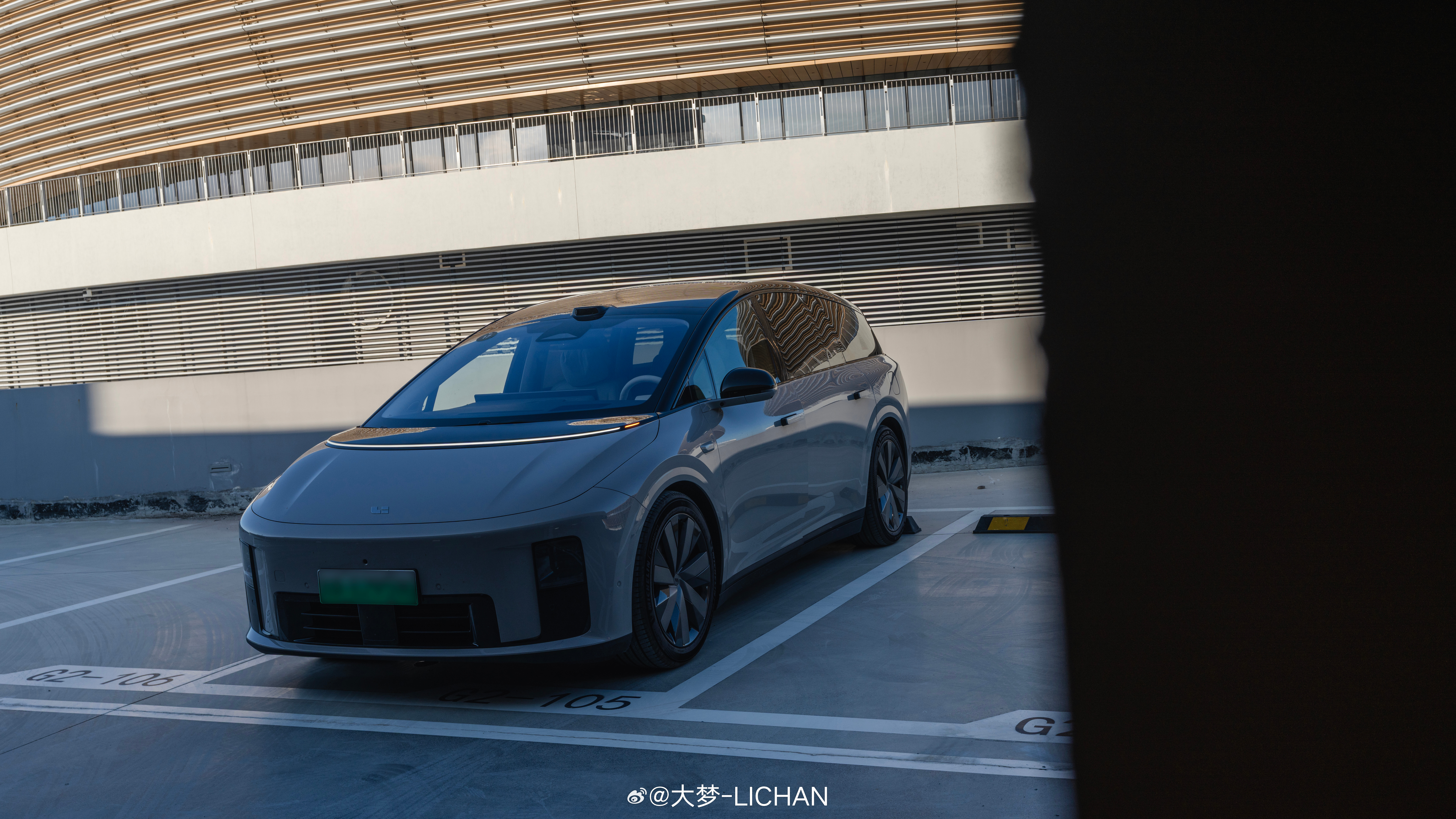 借了台i8开了几天，这条先简单聊聊感受。[思考]就怎么说，相比较于说它是SUV来