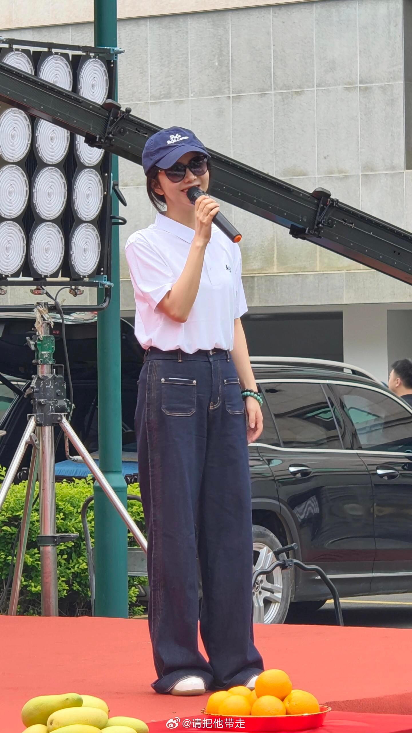 谭松韵低马尾制服谭松韵体制内女友感 看到她这身打扮，突然理解为什么都说体制内好找