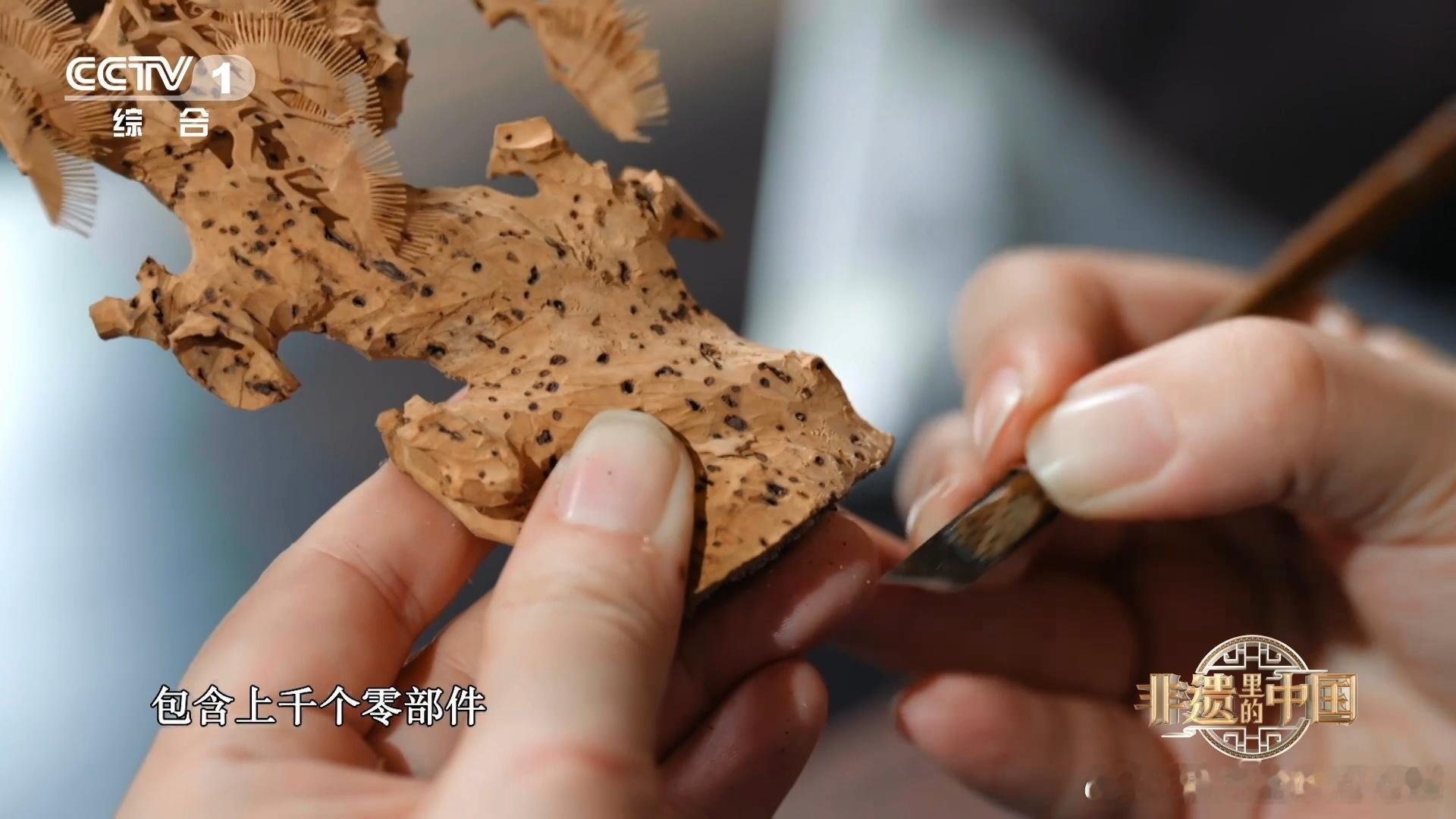 这个顶流发饰太上头了软木画的制作真的超考验手艺，要以毫厘之功雕琢上千个零部件，能