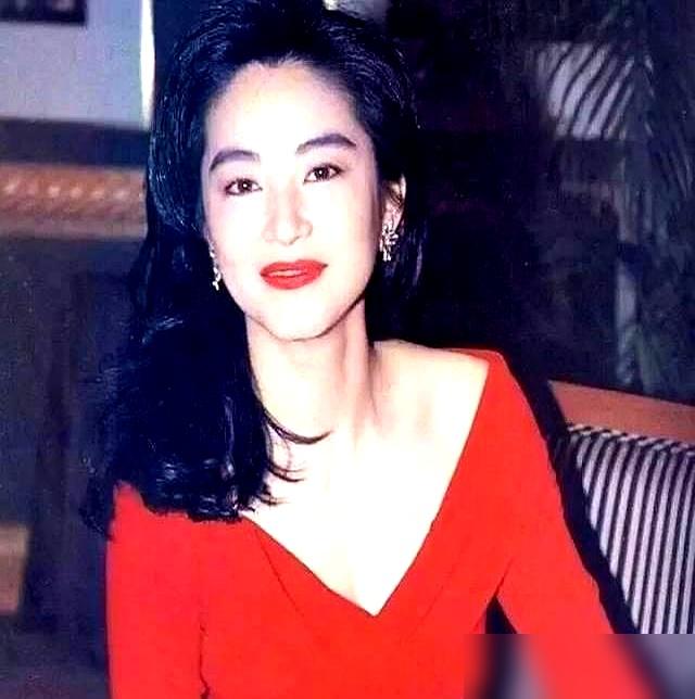 林青霞这人，真就离谱。当年那张豹纹比基尼直接震懵多少人，可跟她面对张叔平，甩出全