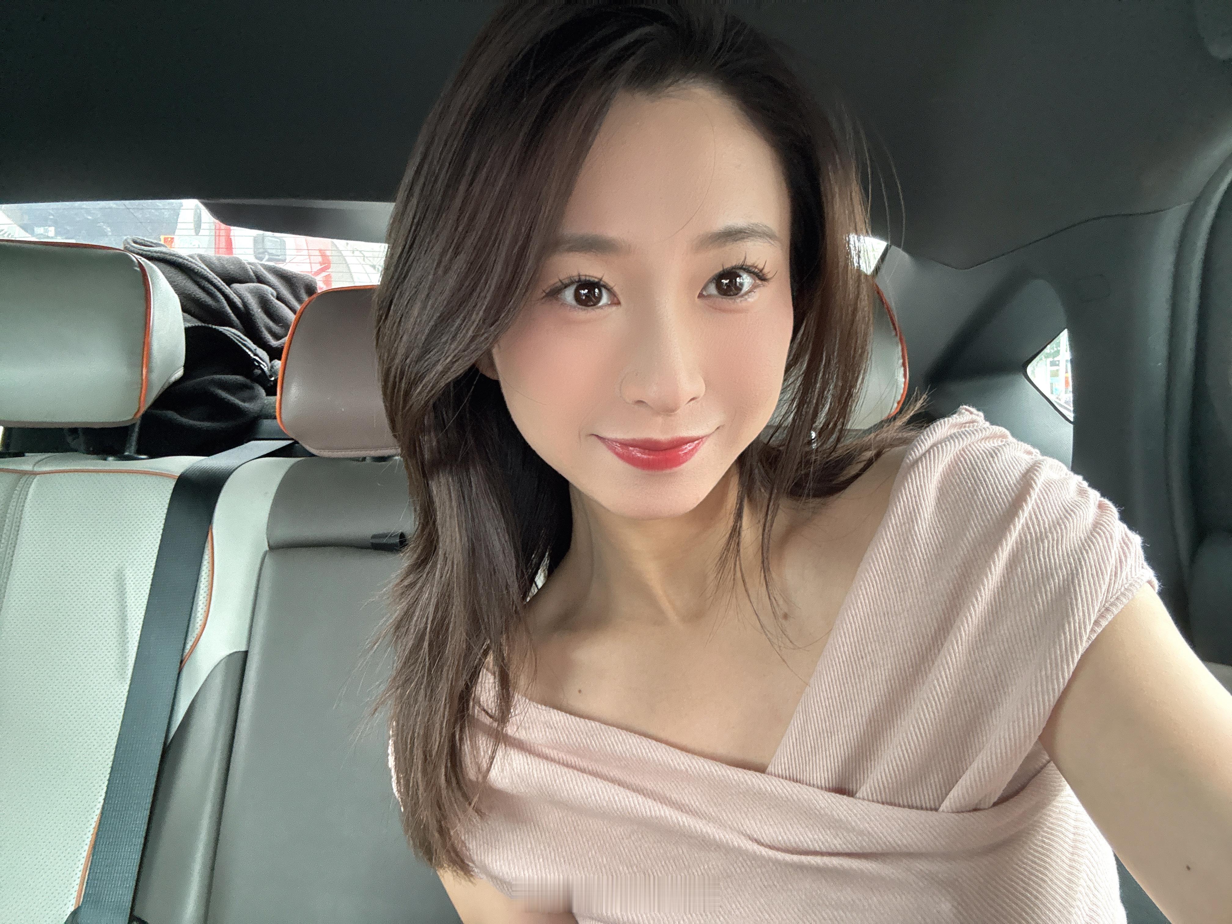 今天周末家庭聚会！穿个漏肩装挑战一下我的保守老爹，猜猜会不会被骂嘿嘿[doge]