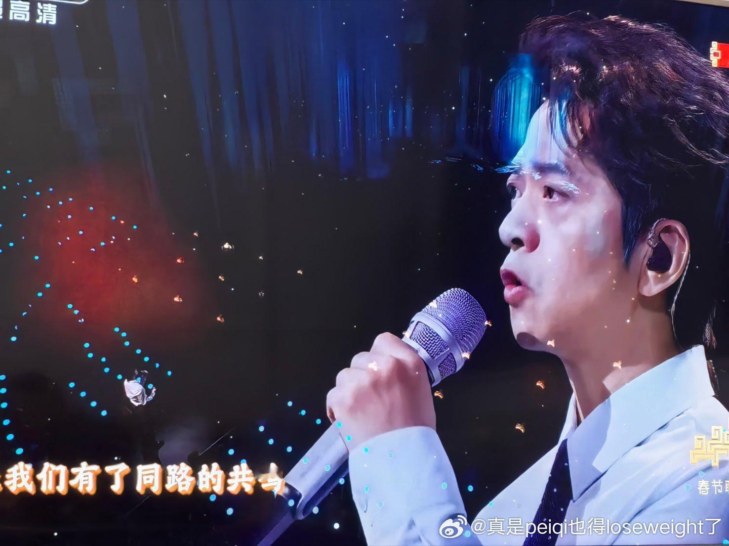 李健挺好听的张靓颖周深也是独唱，但是太“政治”了没啥听感美感 