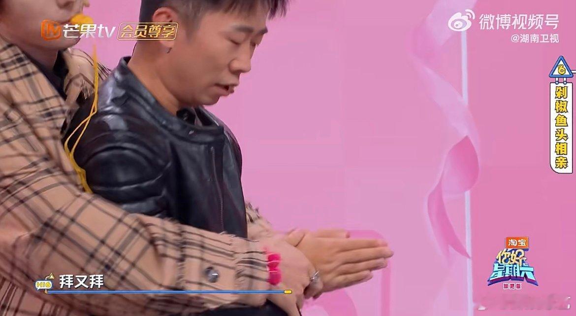 颜安杨迪凑一块全是节目效果 谁能拒绝这对活宝！“背后抱心有灵犀” 环节，两人手忙