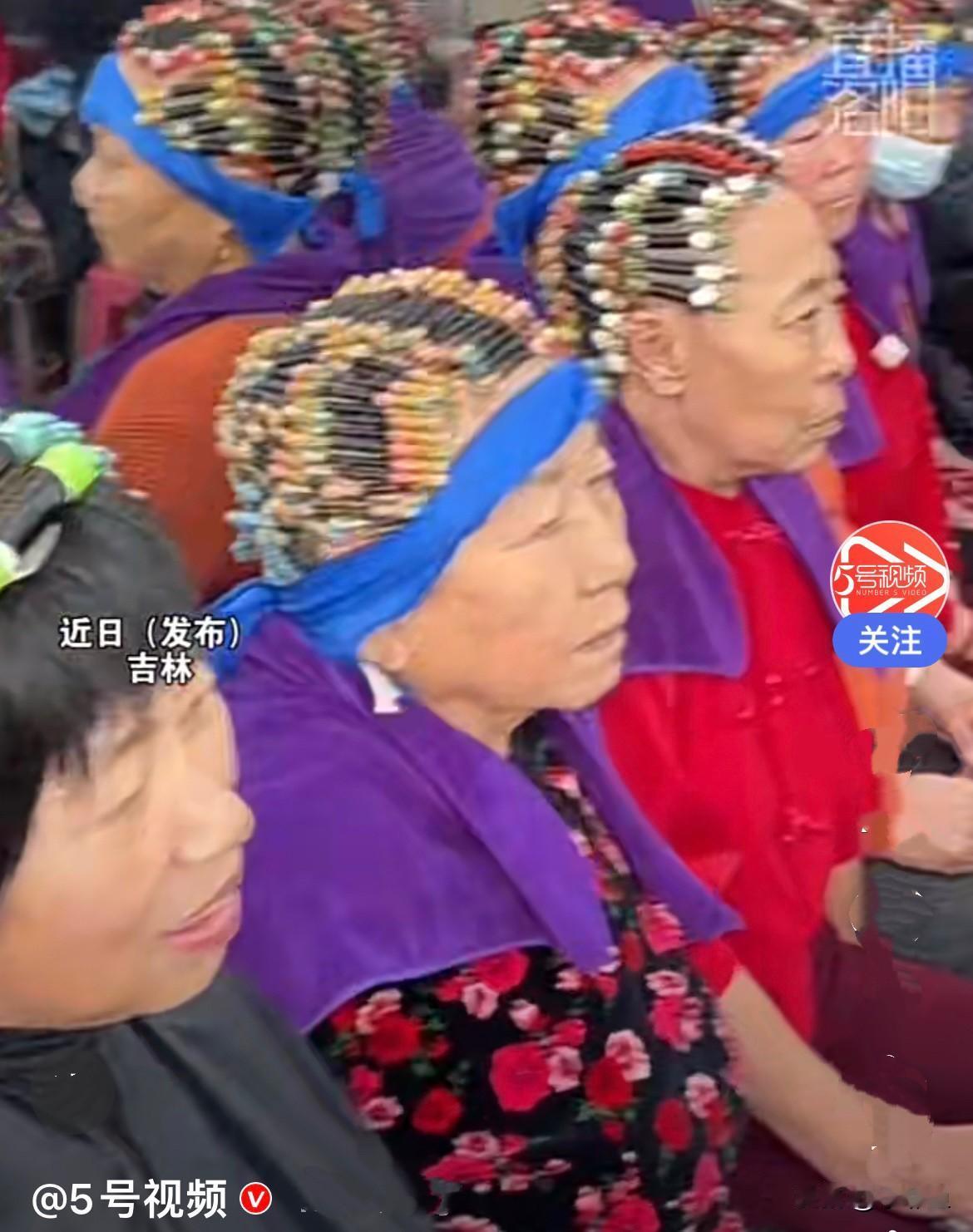 临近春节了，东北大姨们又开始排队烫头了……
      近日，吉林一理发店老板忙