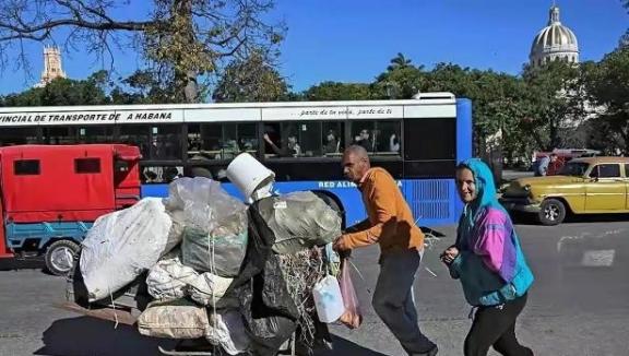 谈判结束，美国非要接管古巴，95岁卡斯特罗出山，中方已挂断电话。

古巴与美国的