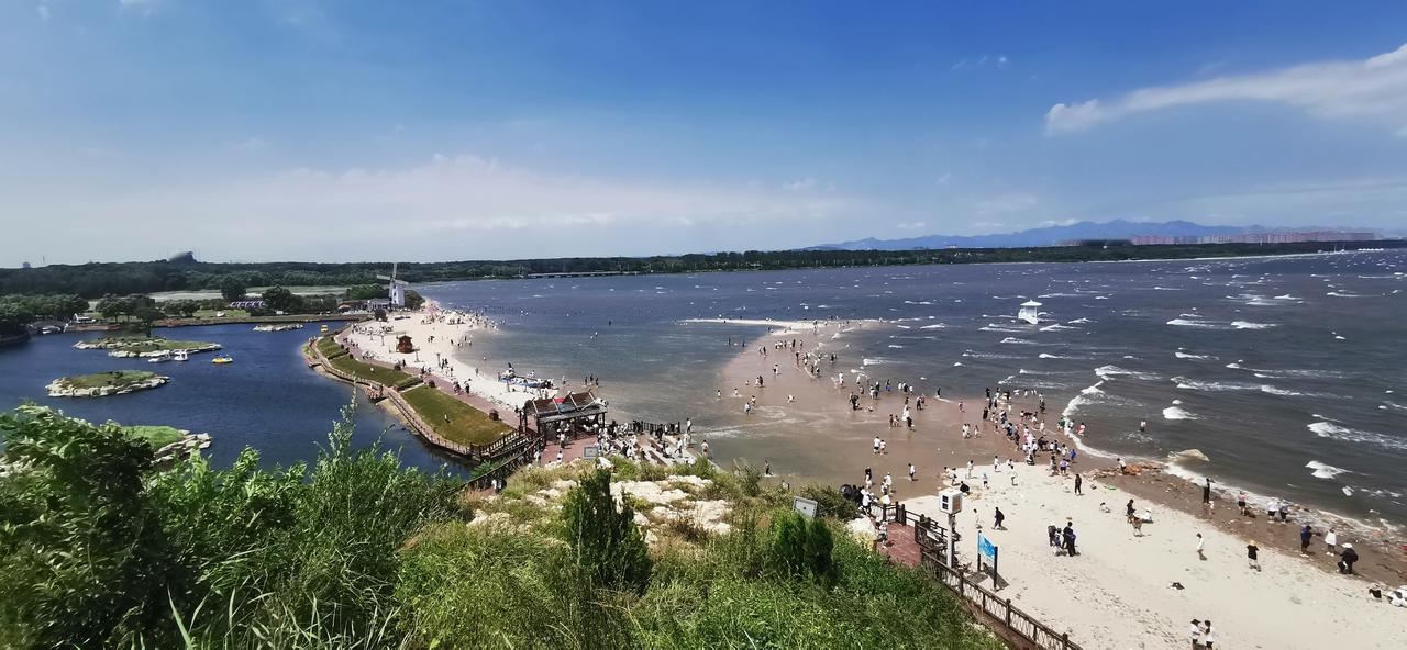 北戴河鸽子窝的海面，在接近海边的地方，忽然形成了一片沙洲，这就是潮汐的力量。还有