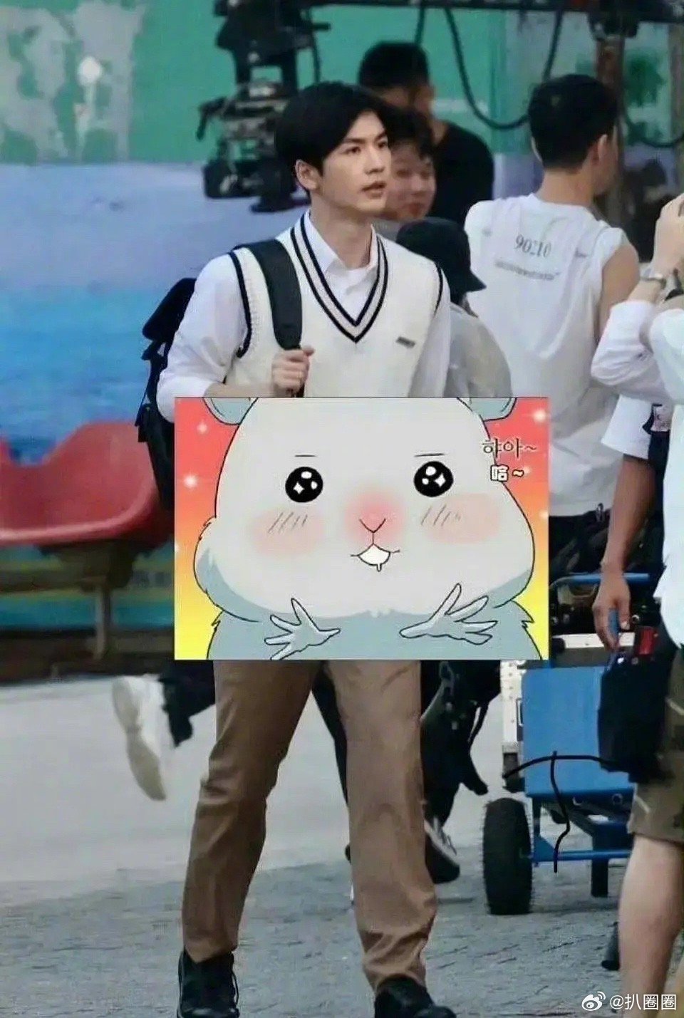 张凌赫樱桃琥珀路透，看看妆造怎么样～ ​​​