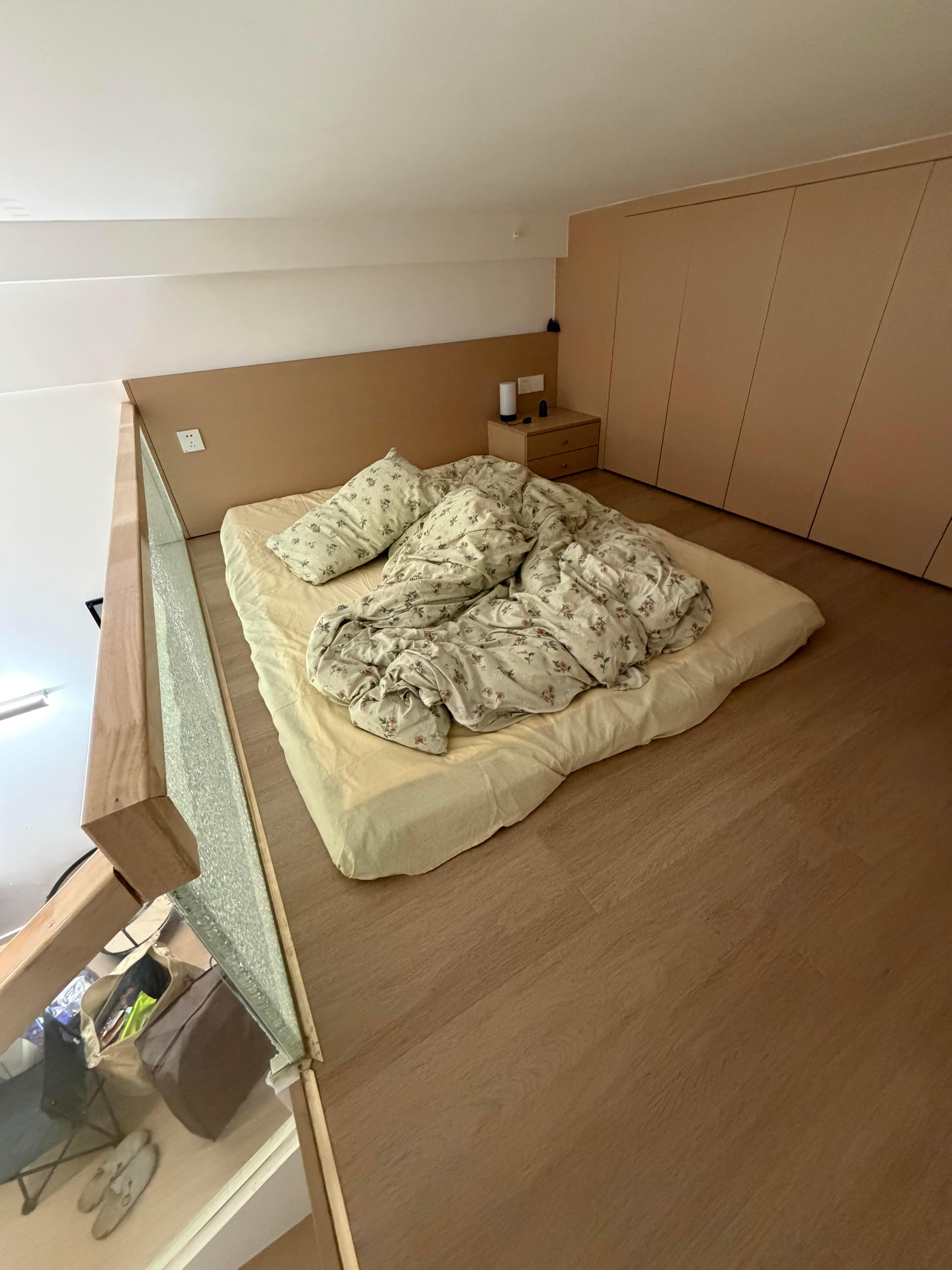 求助，还没住进来玻璃破了，房东说是我弄的 