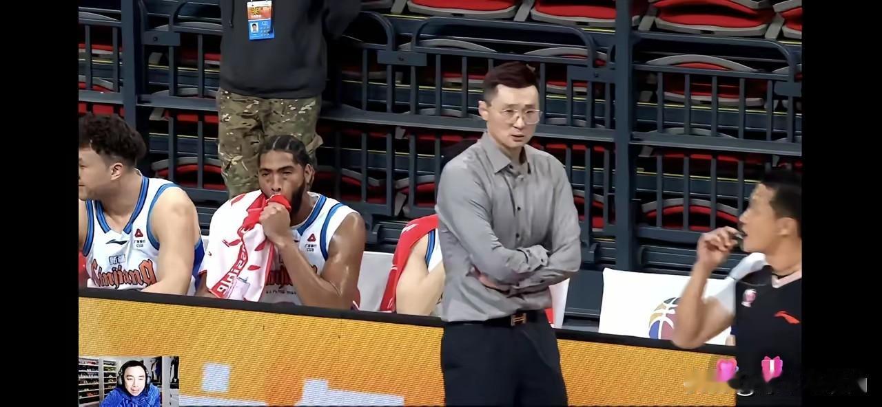 Cba常规赛新疆队又输了！77:95又输给浙江稠州。
全场唯一一块遮羞布是阿布都