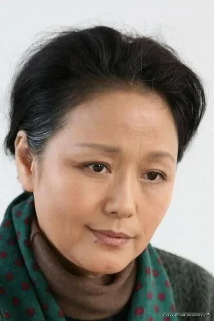 1979年，演员廖学秋外出拍戏，六个月后突然回家，让丈夫大吃一惊。没想到，另一个