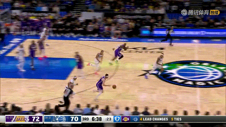 湖人球星里弗斯对詹姆斯的抱怨真是受够了！在今天湖人客场挑战魔术的比赛中，当时比赛