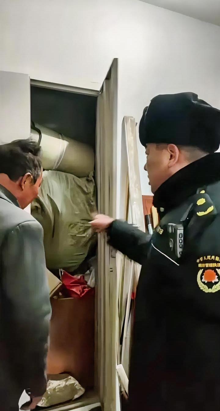 你们小区有这种捡废品的老人吗？
近期内蒙古某小区一位老大爷被整栋楼业主联合投诉，