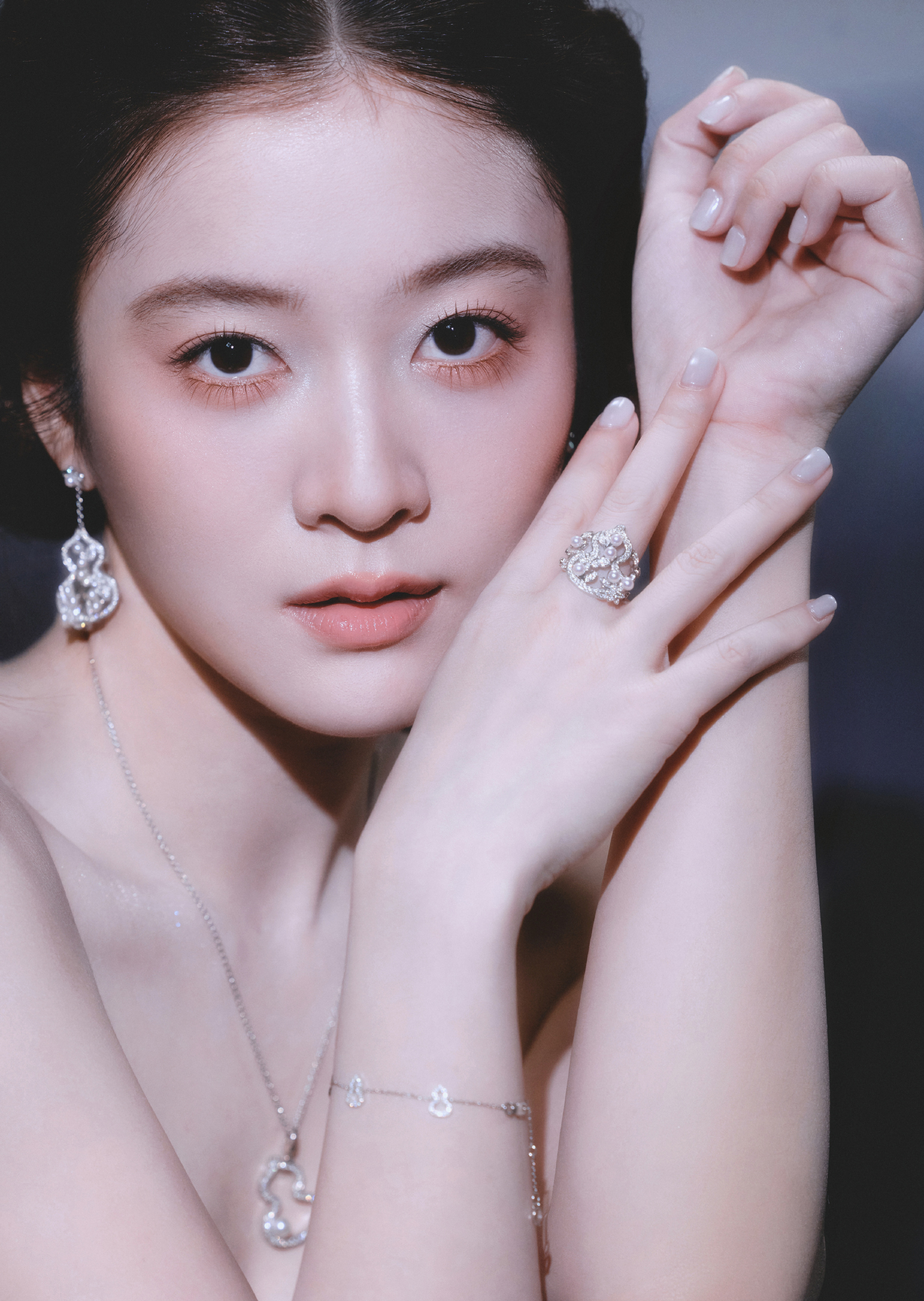 幽蓝漾波光，赴光影盛会🌊张雪迎抹胸水光长裙亮相闭幕式，清冷人鱼感拉满。张雪迎[