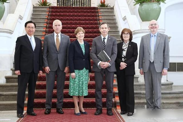 标题：美参议员突降台北施压，干涉台海用心险恶

3月30日，国民党主席郑丽文访问