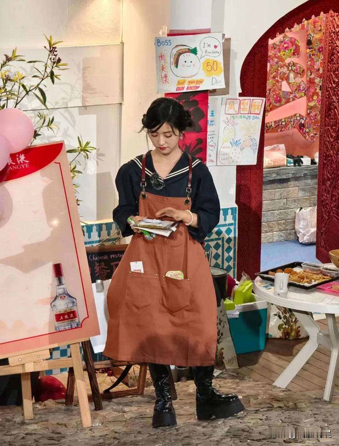 《中餐厅》里的沈月，本人真的很幻灭啊！
生图的她，肤色暗沉，黑眼圈浓重，五官也不