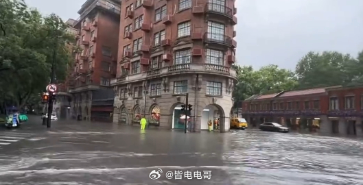 白海豚威力太大了大家出行注意安全上海变海上 上海徐家汇出现特大暴雨