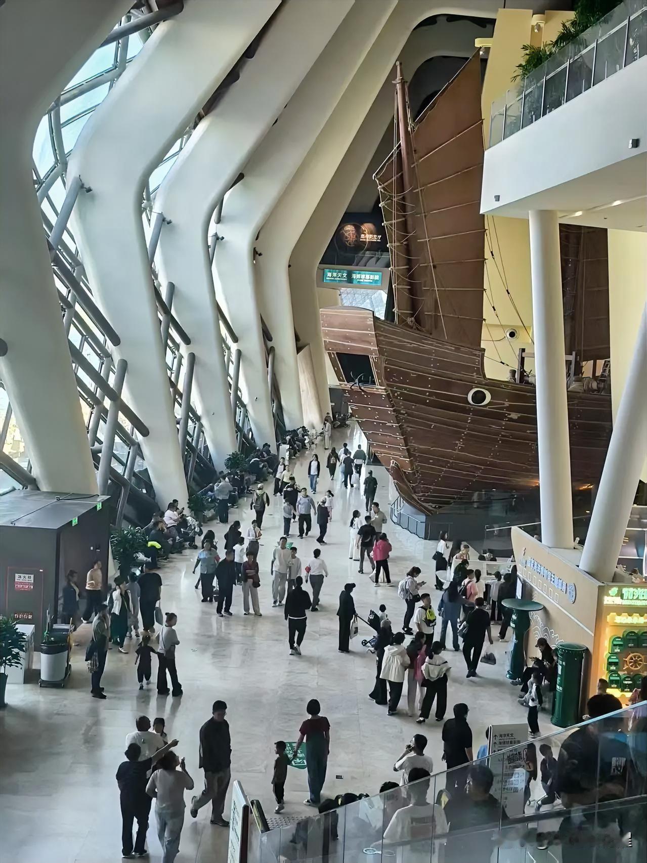 走进国家海洋博物馆，开启一场跨越时空的海洋漫游。馆里参观的游客络绎不绝，从高处往
