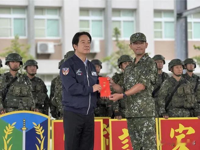 赖清德慌了！看看“秘密”武器压压惊？
面对解放军两天的“围岛”军演，假装淡定的赖