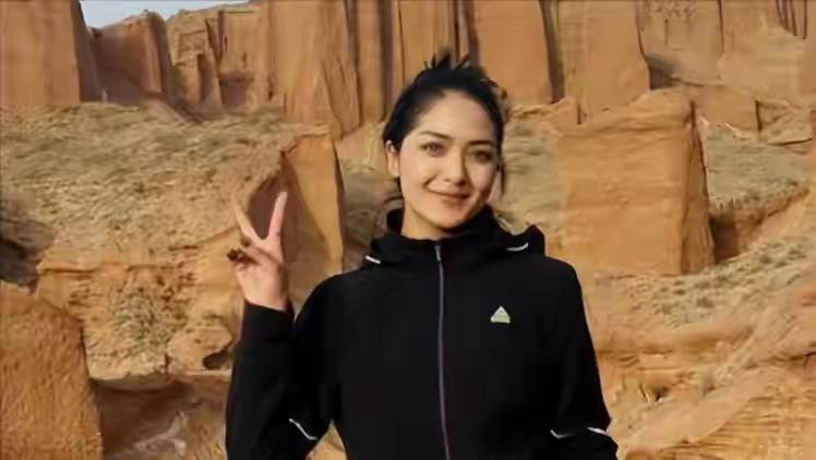 我看了那段20秒的视频，眼眶红了。

一个新疆姑娘，对着车窗外的一条隧道，说了不